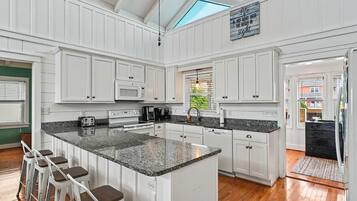 House, 4 Bedrooms | Private kitchen