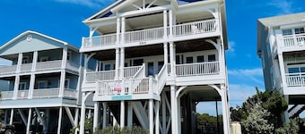 Best Day Ever 4 Bedroom Home by RedAwning