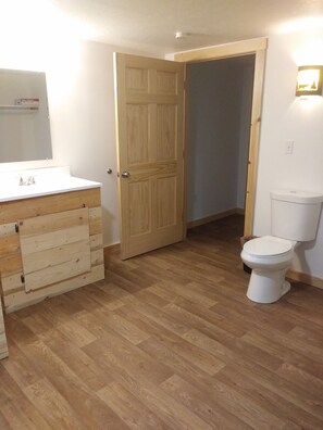 Shower, free toiletries, towels - Whispering Winds Retreat B&B (Ninilchik)