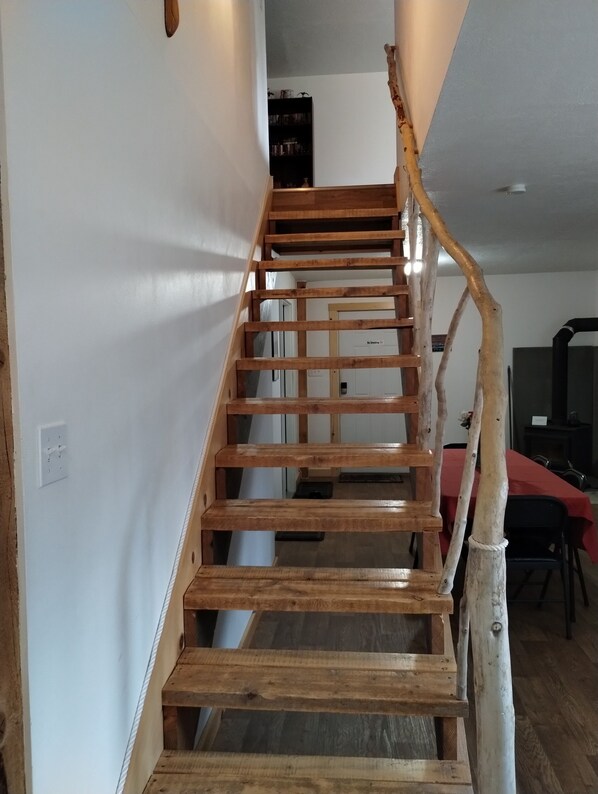 Individually decorated, individually furnished, desk, laptop workspace - Whispering Winds Retreat B&B (Ninilchik)