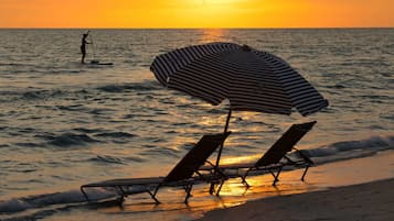 Privat strand, hvit sand, strandtelt (mot et tillegg) og solsenger