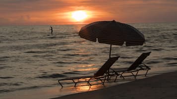 Spiaggia privata, sabbia bianca, cabine (a pagamento), lettini da mare