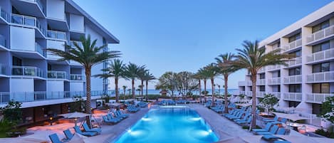 Piscina a l'aire lliure i gandules