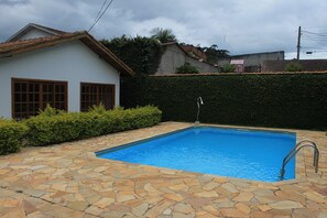 Outdoor pool, pool umbrellas, sun loungers - Pousada Santo Antônio (Santo Antonio do Pinhal)