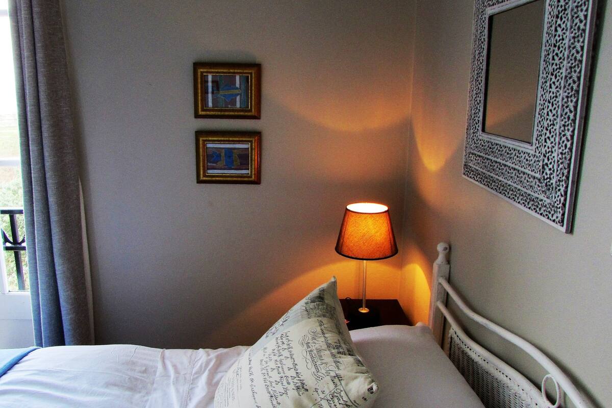 6 bedrooms, premium bedding, desk, rollaway beds