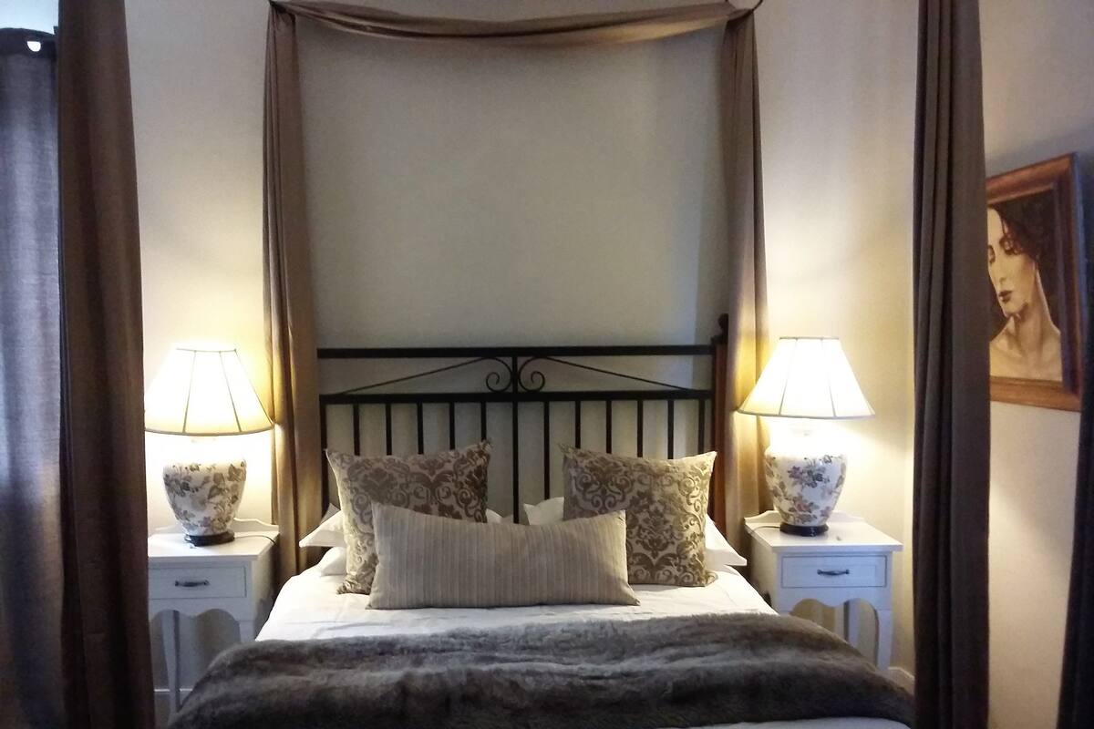 6 bedrooms, premium bedding, desk, rollaway beds