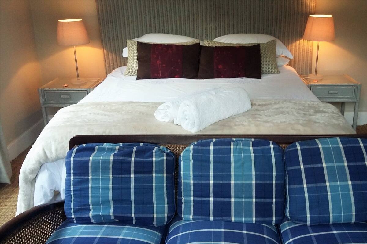 6 bedrooms, premium bedding, desk, rollaway beds