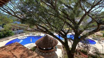 2 outdoor pools