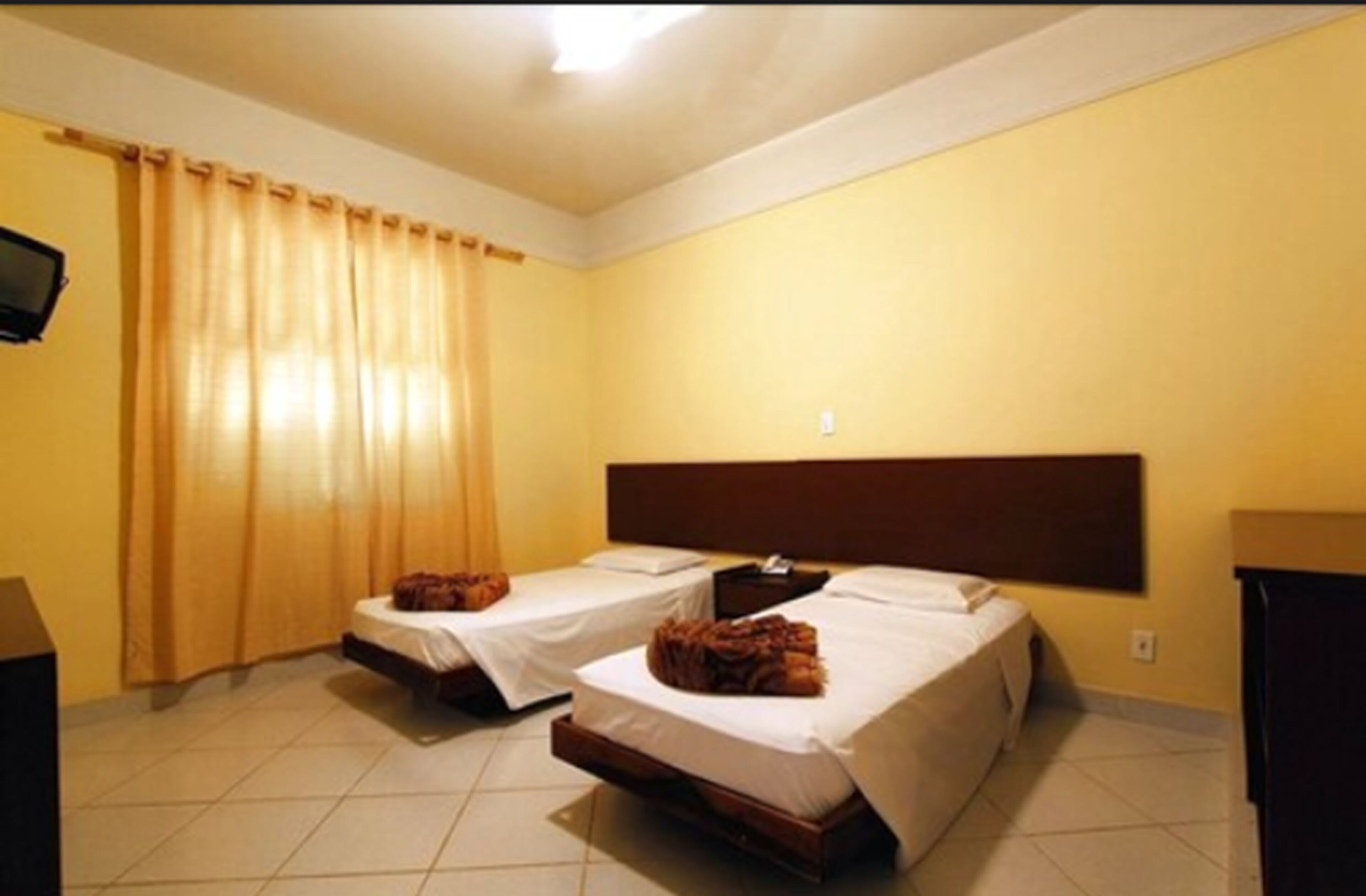 single room | minibar, desk, free cots/infant beds, free wifi