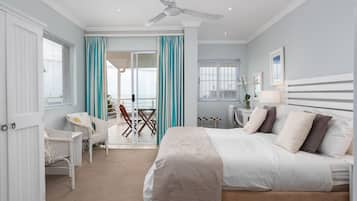 Roupas de cama premium, cofres nos quartos, escrivaninha
