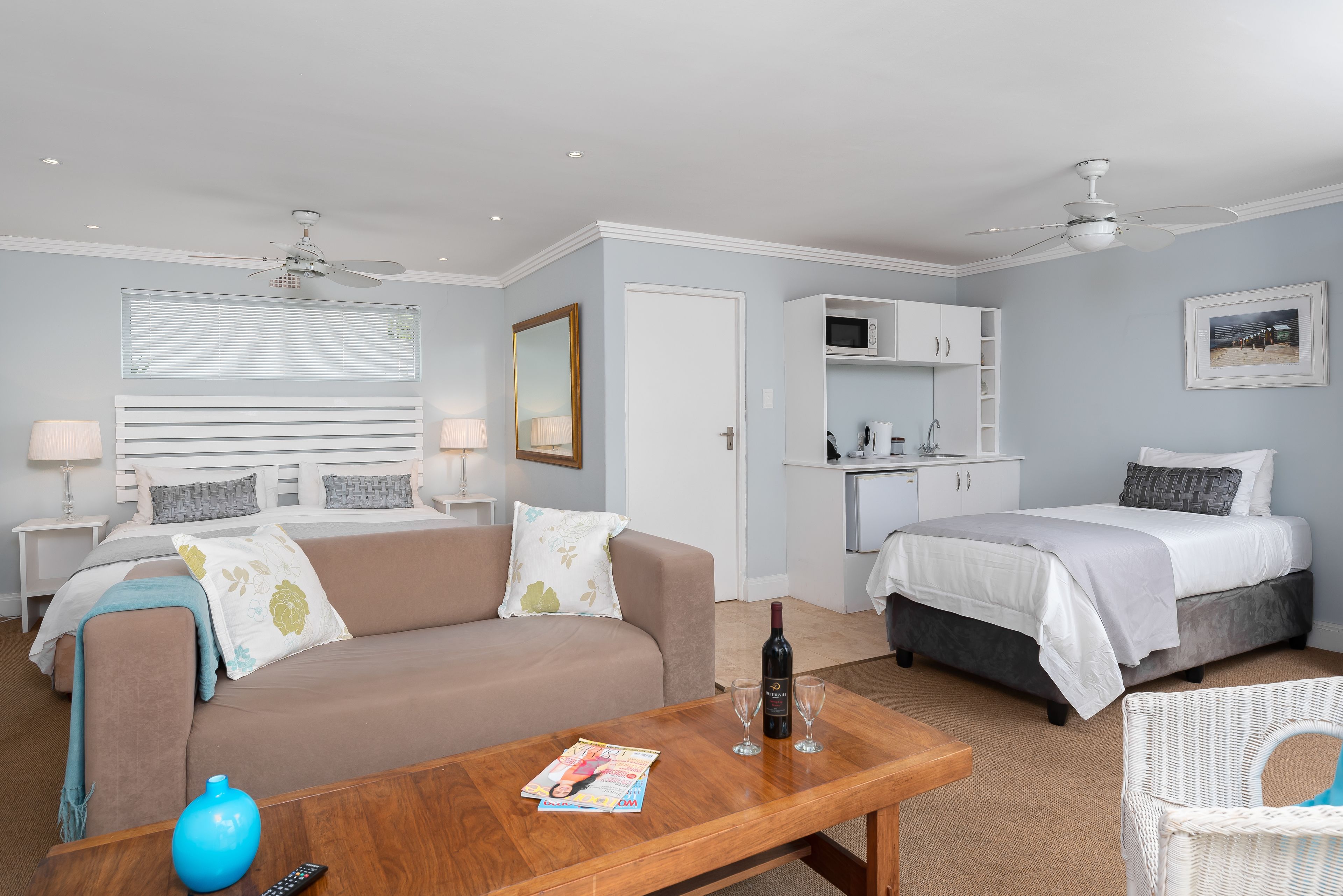 Quarto família, 1 quarto (Pool Facing Room - 7 ) | Roupas de cama premium, cofres nos quartos, escrivaninha