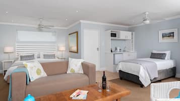 Quarto família, 1 quarto (Pool Facing Room - 7 ) | Roupas de cama premium, cofres nos quartos, escrivaninha