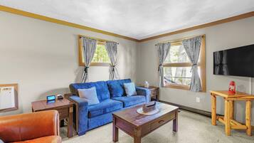 ์บ๋น, ์นจ์ค 2๊ฐ | ๊ฑฐ์ค ๊ณต๊ฐ | ์์ฑ ์ฑ๋ ์์ฒญ์ด ๊ฐ๋ฅํ 55์ธ์น ํ๋ฉด TV, TV, ์ค๋งํธ ์คํผ์ปค