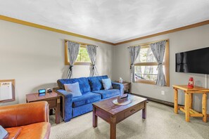 Hytte, 2 soverom | Oppholdsområde | En 55-tommers Flatskjerm-TV med Parabol-TV samt TV og smarthøyttalere