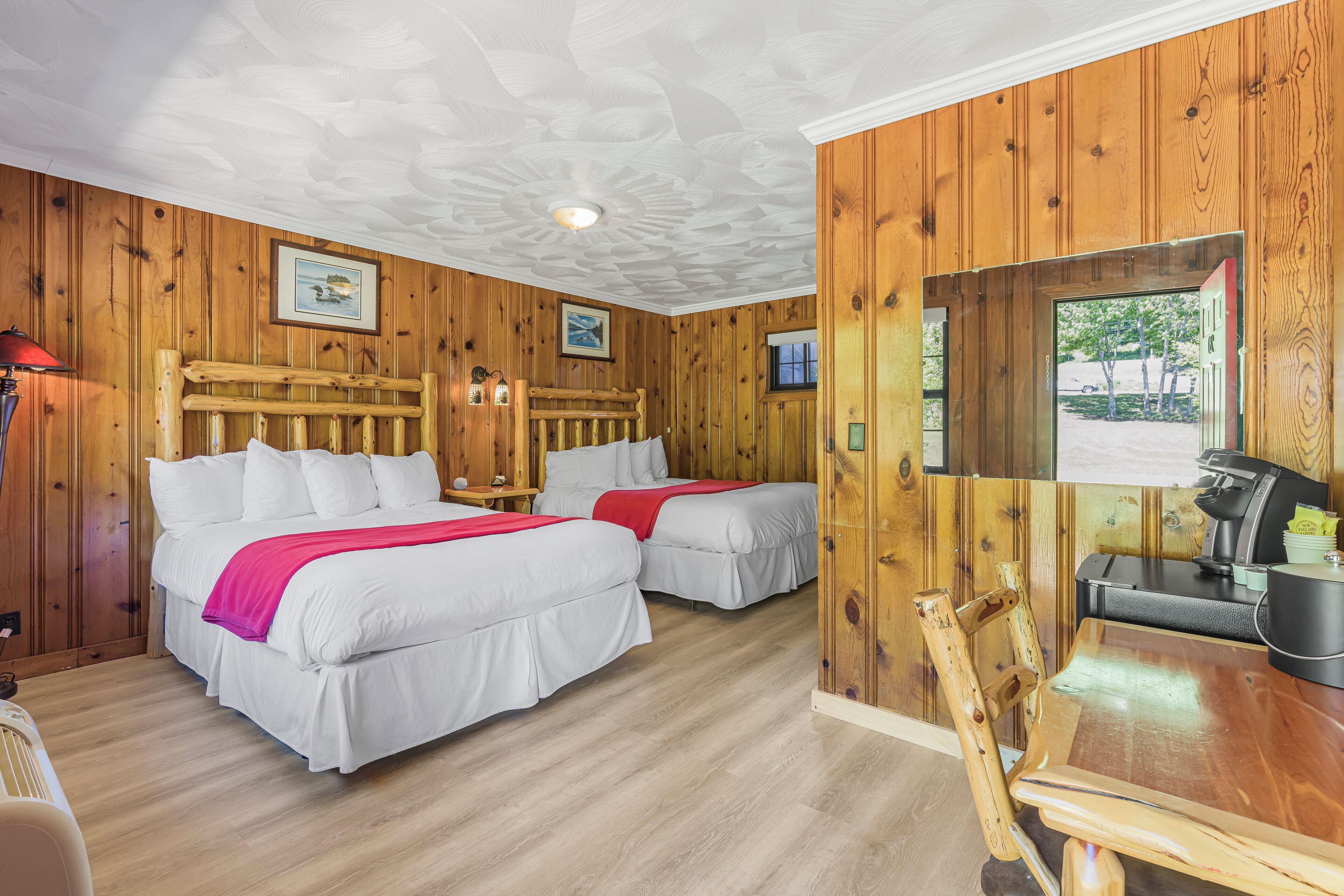 أسرّة بطبقة علوية مريحة ومكتب وستائر تعتيم وواي فاي مجانًا