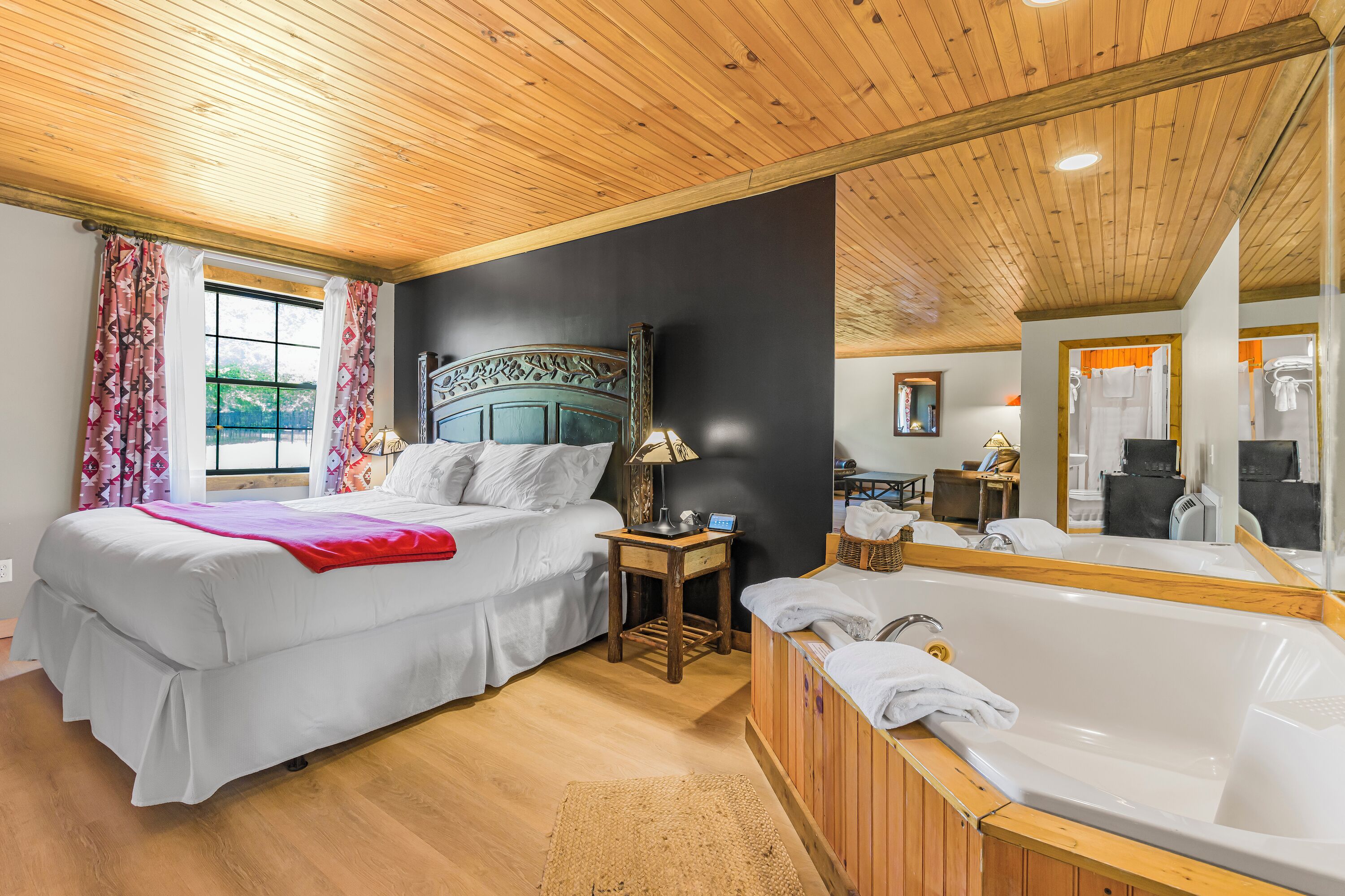 Lakeside Cabin Suite | Pillowtop beds, desk, blackout drapes, free WiFi