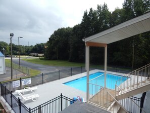 حمّام سباحة خارجي موسمي