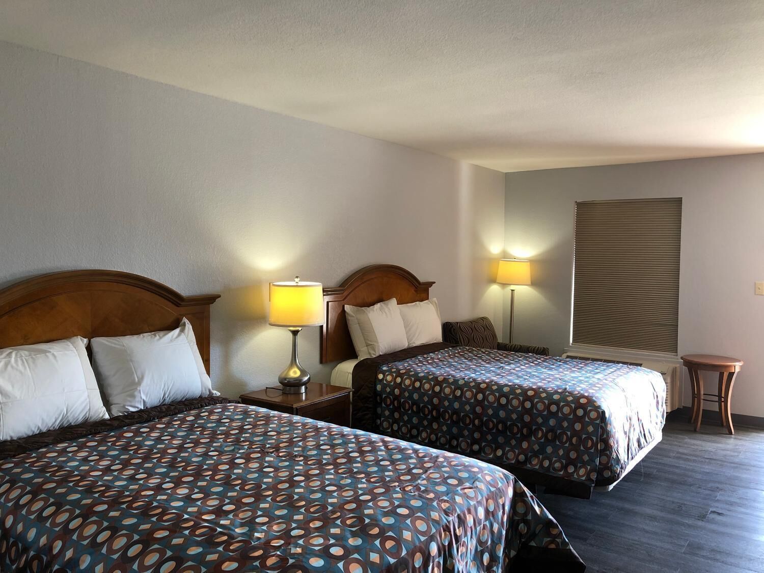 واي فاي مجانًا وملاءات أسرّة