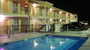 Seasonal outdoor pool - Magnolia Inn (Laurens)