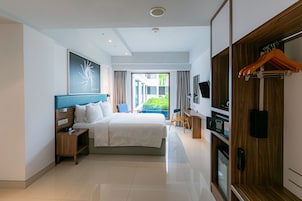 Habitación estándar, 1 cama de matrimonio (Free Breakfast & Airport Shuttle) | Minibar, caja fuerte, escritorio y cortinas opacas