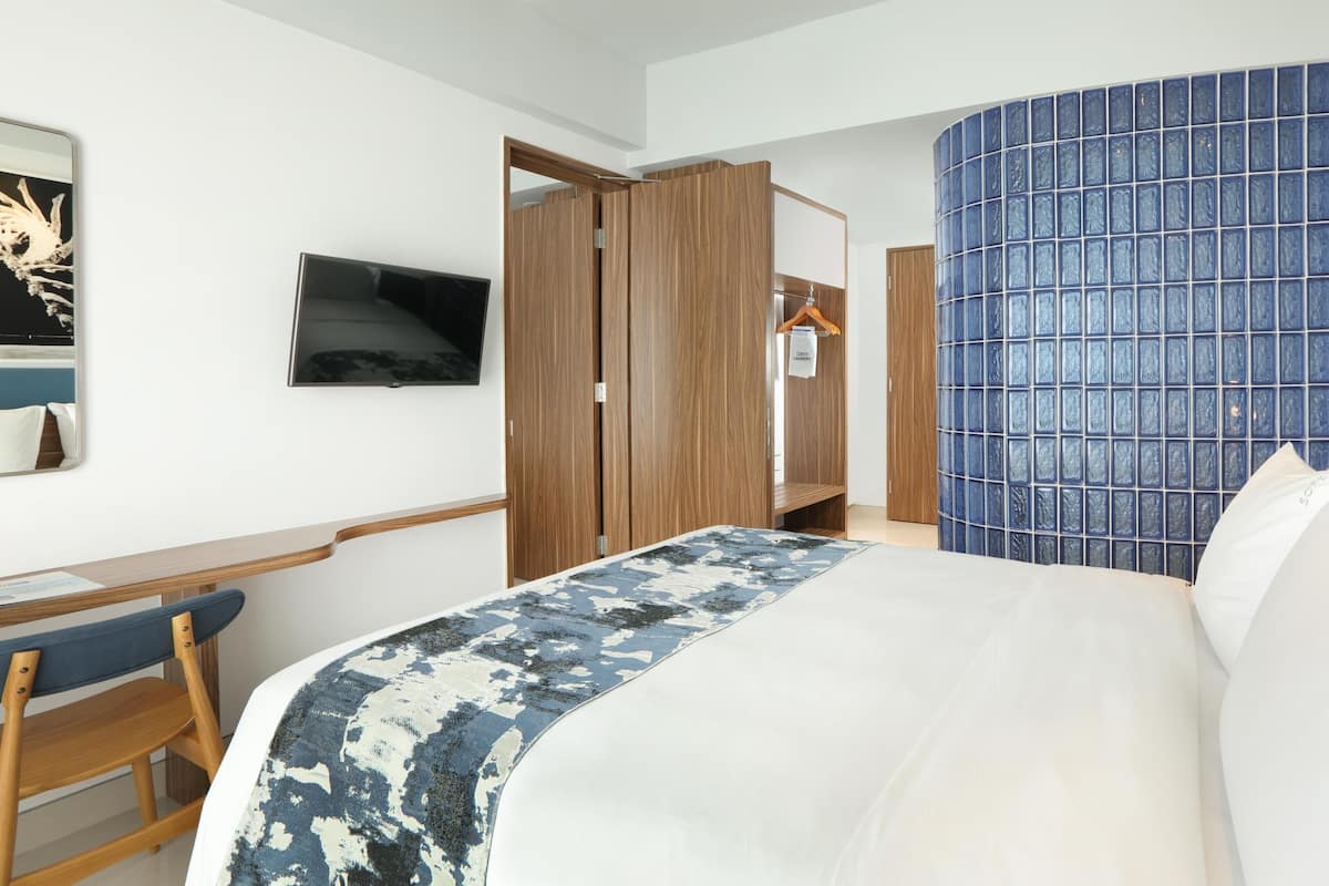 Family Room (Free Breakfast) | 1 bedroom, minibar, in-room safe, desk