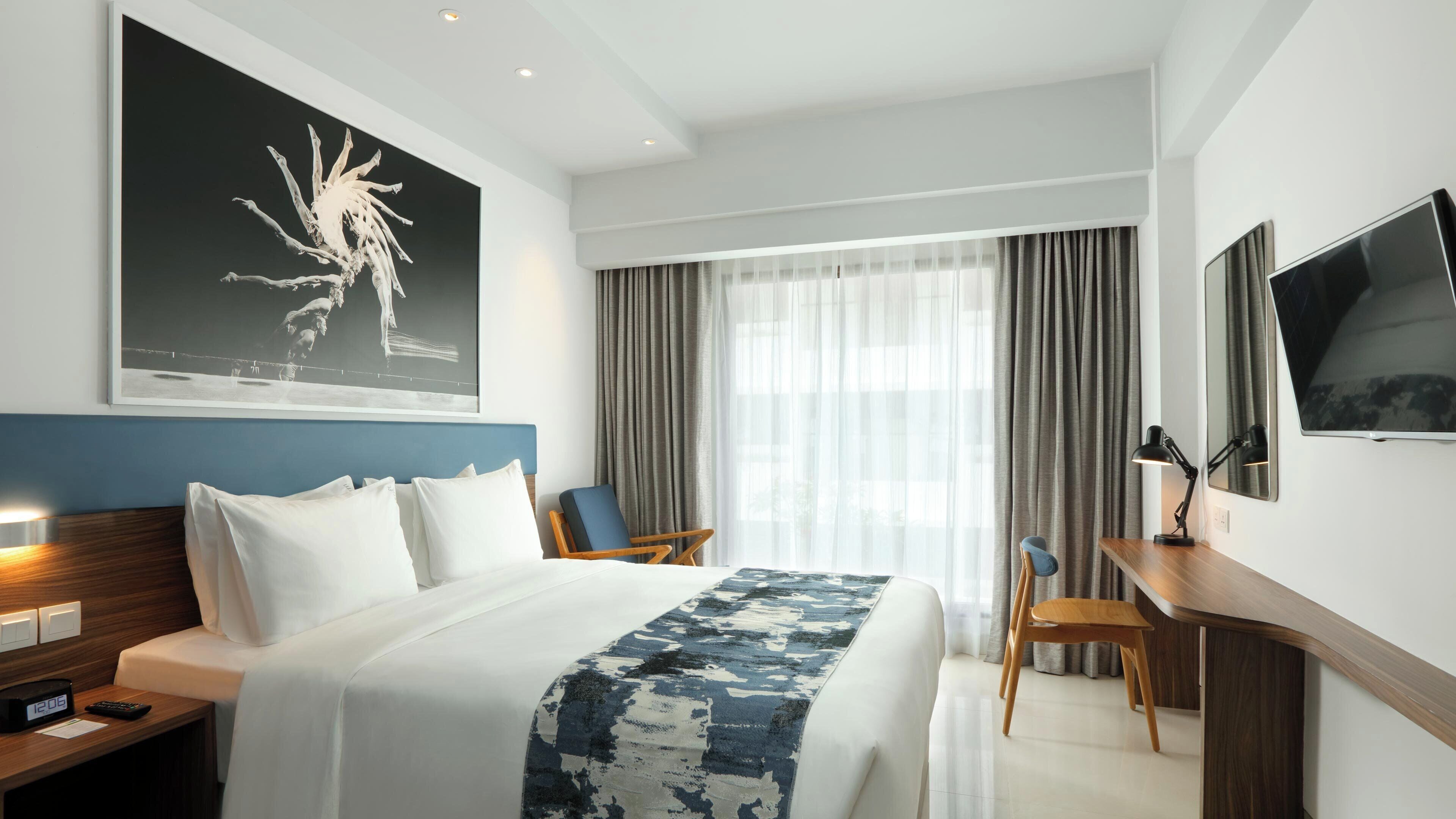 Habitación estándar, 1 cama de matrimonio (Free Breakfast & Airport Shuttle) | Minibar, caja fuerte, escritorio y cortinas opacas
