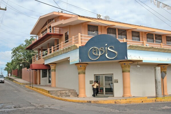 A building with a sign that reads "OSIS" and a balcony.