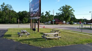 BBQ/picnic Area - Surfside Motel (Wisconsin Dells)
