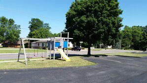 Children's play area - outdoor - Surfside Motel (Wisconsin Dells)