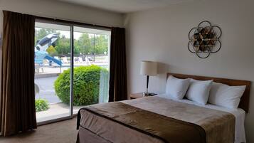 Chambre, 1 grand lit | Bureau, lits bébé (en supplément), lits pliants/supplémentaires