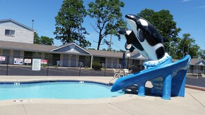 Outdoor pool - Surfside Motel (Wisconsin Dells)