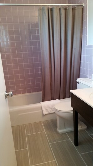 Combined shower/tub, towels - Surfside Motel (Wisconsin Dells)
