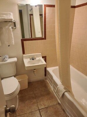 Pancuran mandi, kelengkapan dandanan diri percuma, tuala disediakan 