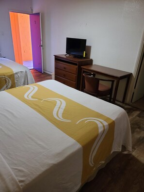 Meja, seterika/papan seterika, katil bayi/kot (percuma) 