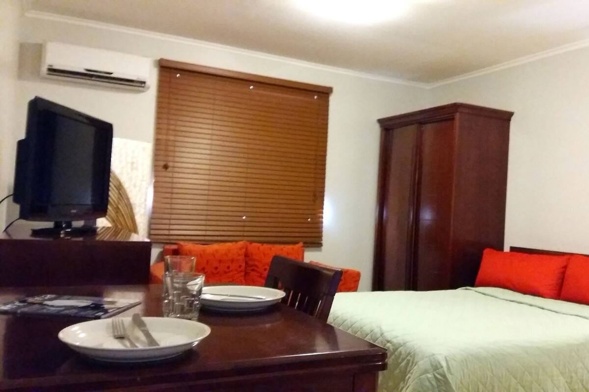 Een kluis op de kamer, een bureau, een strijkplank/strijkijzer