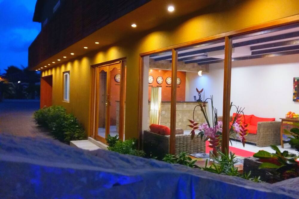 Dorado Eagle Beach Hotel