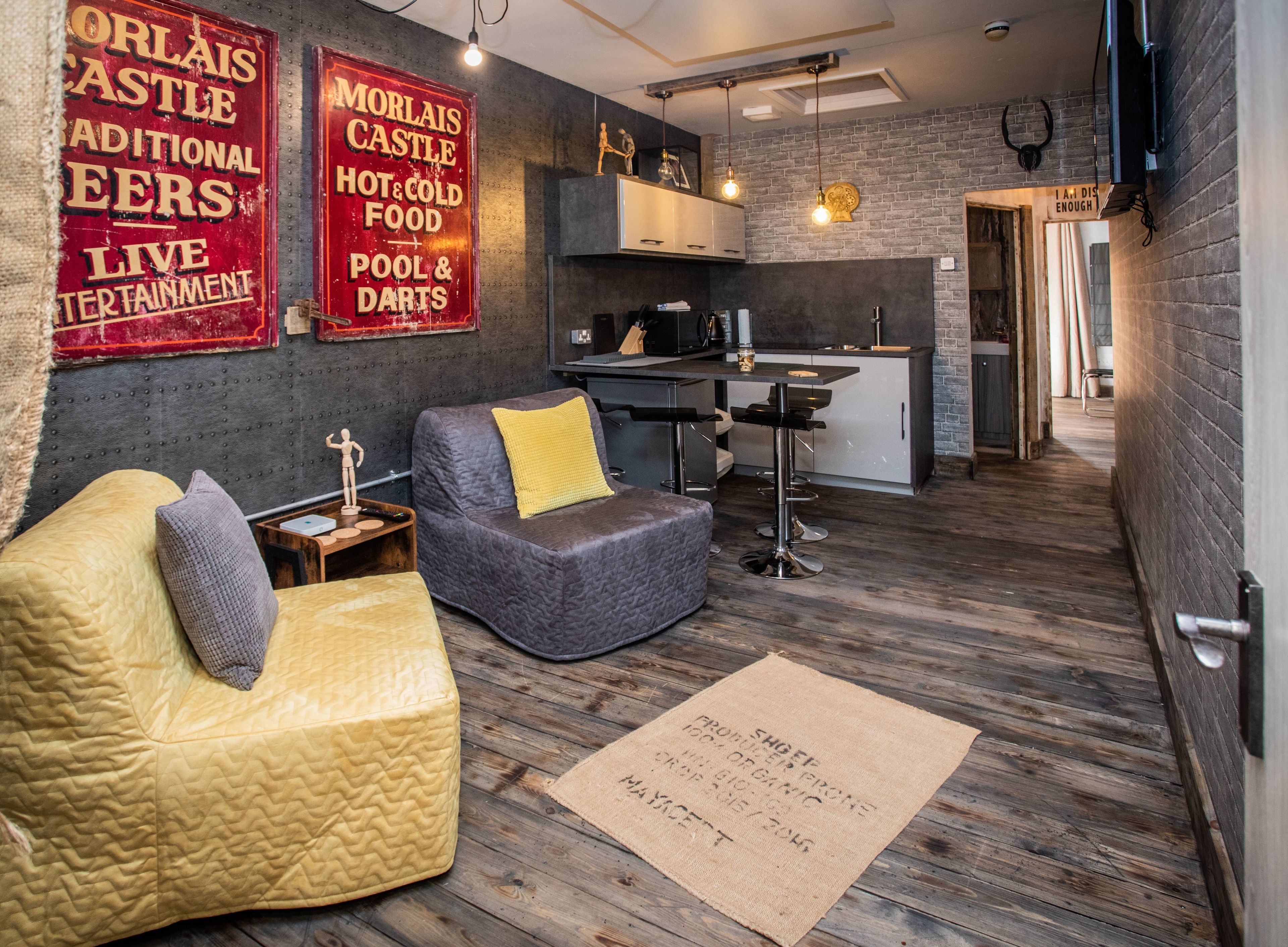 Een modern interieur met een bank, een tafeltje en een bar.