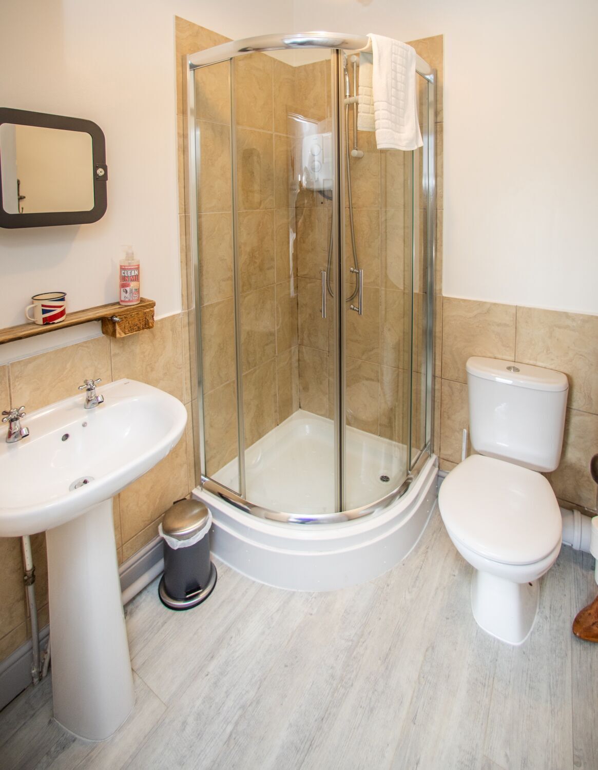 Ein modernes Badezimmer mit einer Duschkabine, einem Standwaschbecken und einer Toilette.
