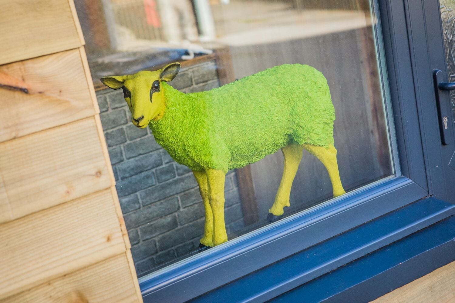 Eine Holztür mit einem Fenster.