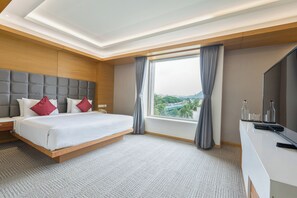  Presidential Suite | In-room safe, desk, laptop workspace, blackout curtains - CJ Pallazzio (Salem)
