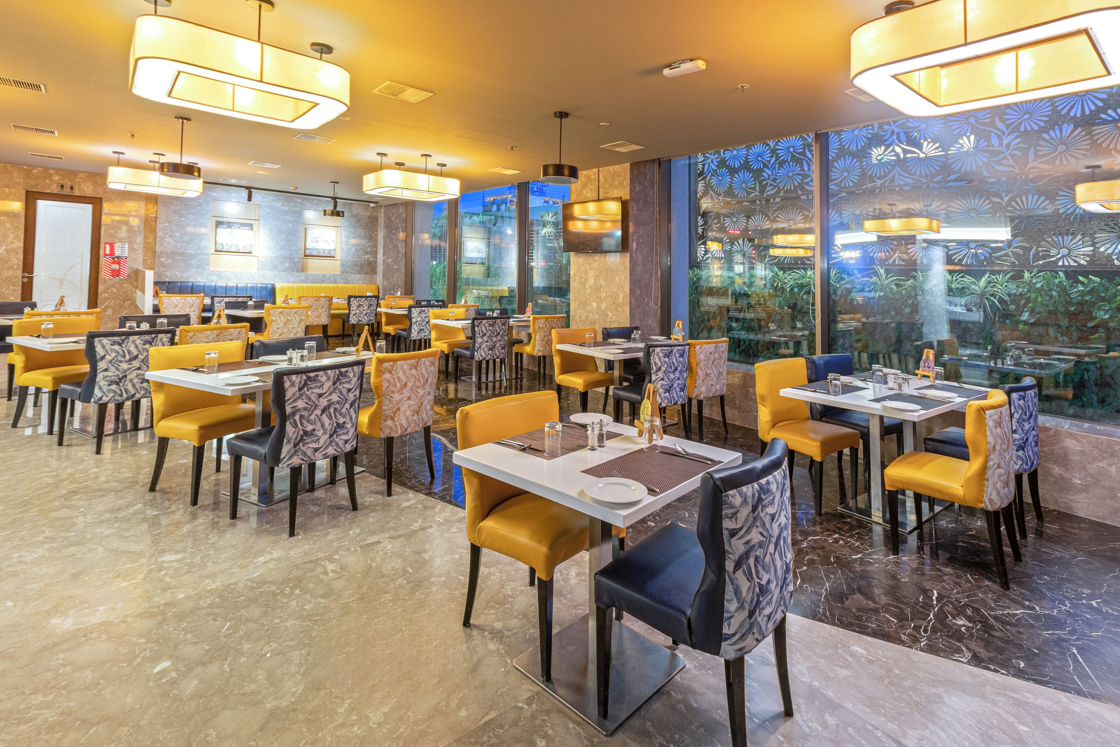 2 restaurants, dinner served, international cuisine