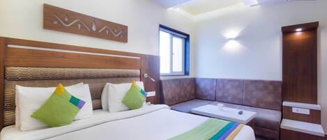Deluxe Room | Desk, iron/ironing board, rollaway beds, free WiFi