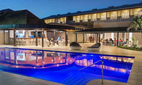 Una piscina al aire libre, sillones reclinables de piscina. Tanoa International Dateline Hotel