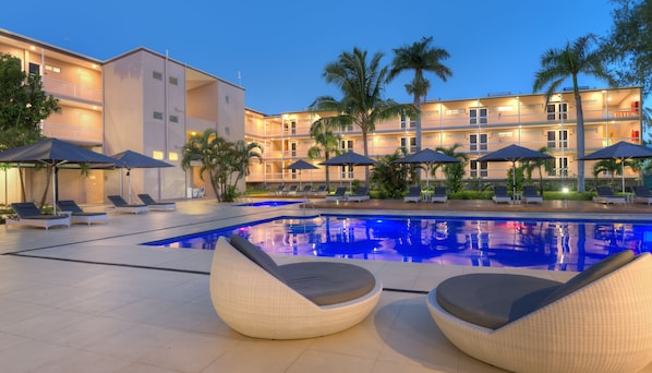 Utendørsbasseng og solsenger