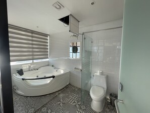 Pent House Deluxe Ocean 1501 | 浴室 | 淋浴設備、吹風機、毛巾、肥皂