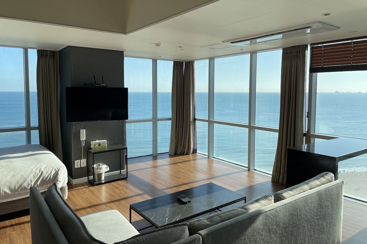 Decoración personalizada, muebles diferentes y wifi gratis