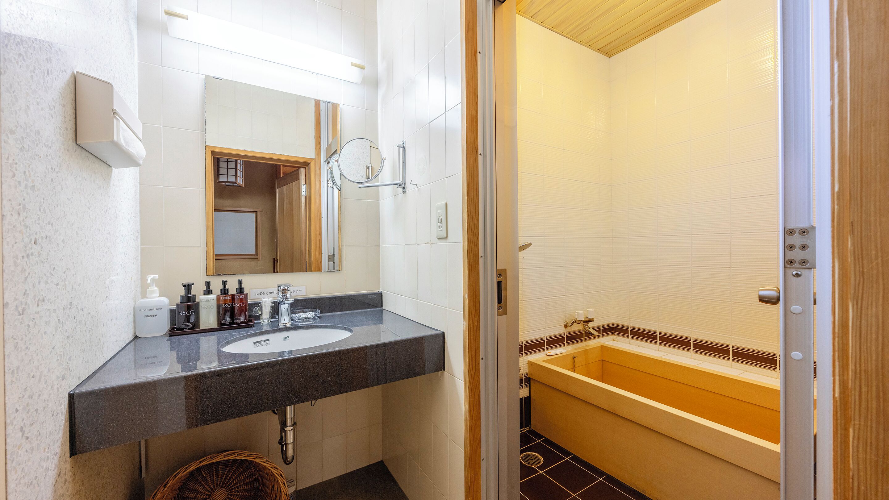 Un baño con lavabo, espejo y bañera.