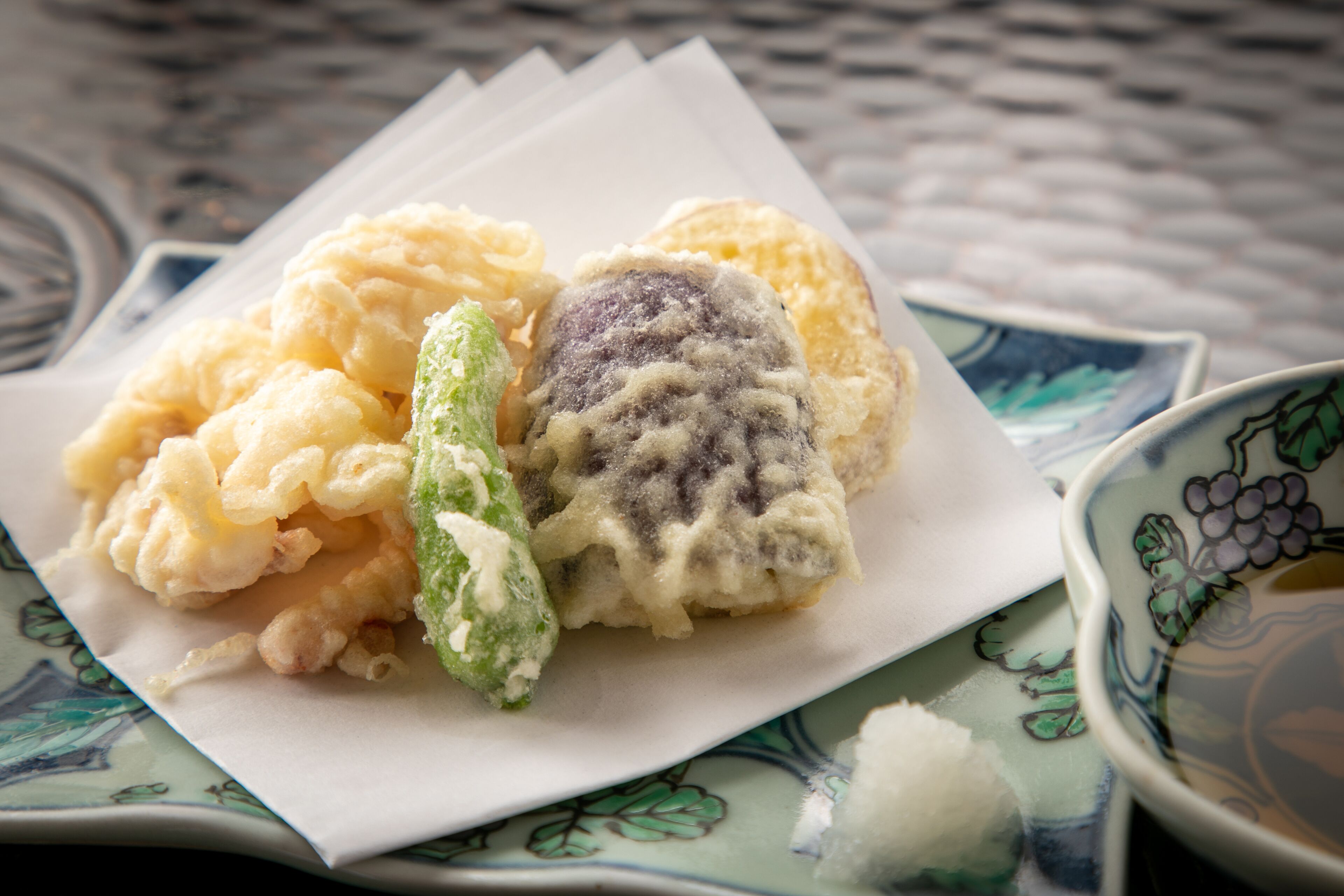 Un plat de dolços japonesos assortits damunt d'una taula.