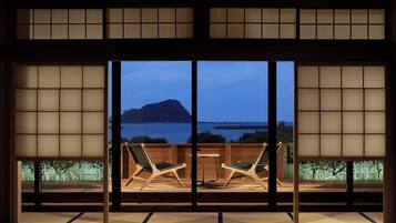 Minibar, in-room safe, desk, free WiFi