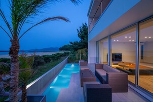 Minibar, in-room safe, desk, free WiFi